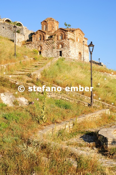The_orthodox_church_of_holy_Trinity_at_Kala_fortless_over_Berat.jpg