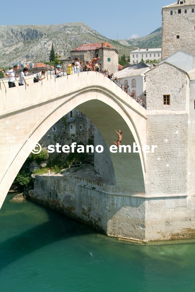 Tourists_watching_at_people_who_jump_from_the_famous_bridge_of_Mostar.jpg
