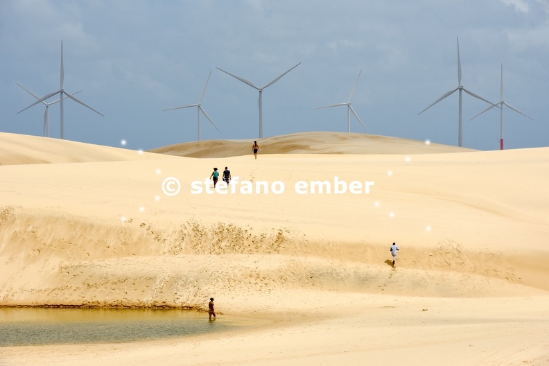 Windmills_on_the_sand_dunes_of_Lencois_Maranhenses_near_Atins.jpg