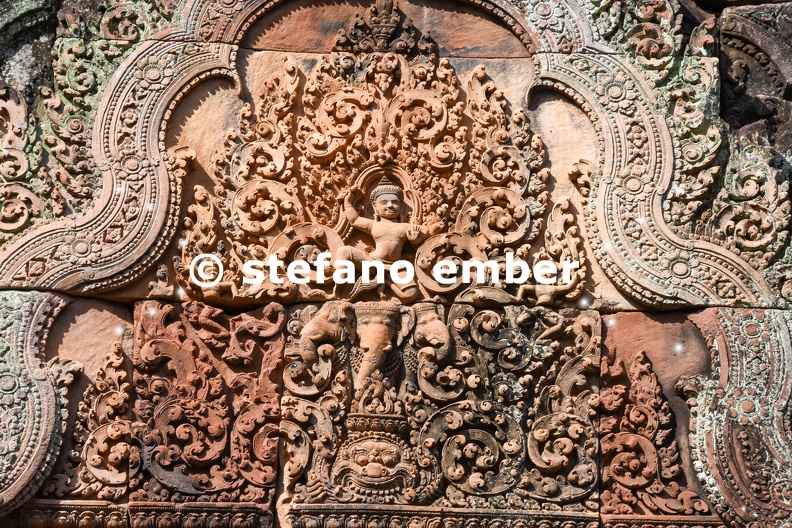 Banteay_Srei_temple_close-up_carving_located_in_the_area_of_Angkor.jpg