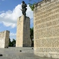 Che_Guevara_statue_and_the_mausoleum_in_Santa_Clara.jpg