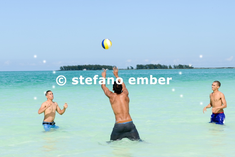 People_playing_volleyball_in_clear_water_of_Cayo_Guillermo_beach.jpg
