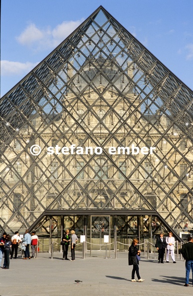People_walking_in_front_of_Louvre_museum_at_Paris.jpg