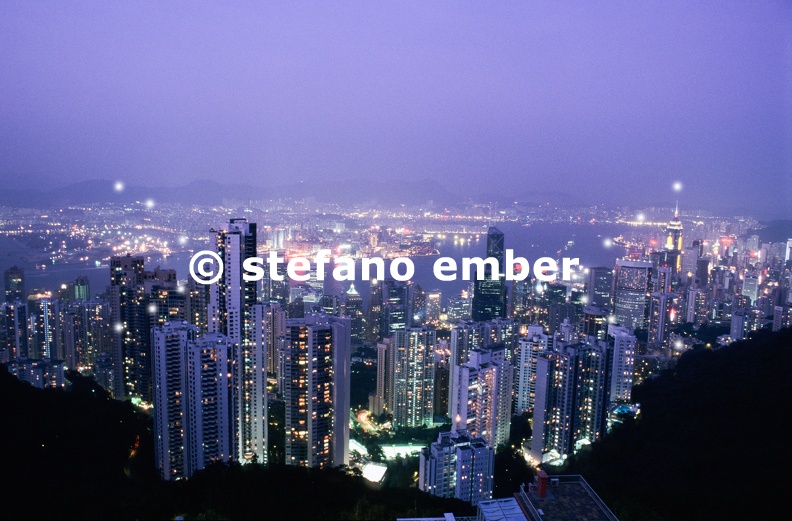 Hong_Kong_skyline_by_night.jpg