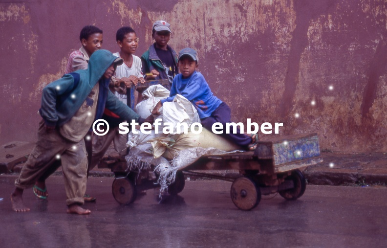 Boys_pushing_an_old_cart_at_Ambositra.jpg