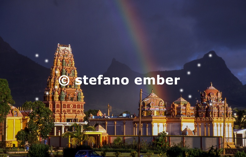 Induist_temple_with_rainbow.jpg