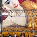 Belivers_praying_at_the_pagoda_Chaukhtatgy_of_Yangon.jpg