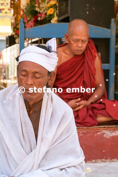 Monks_on_meditation_at_the_Sule_Paya_Pagoda_in_Yangon.jpg
