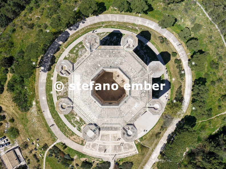 Castel_del_Monte_castle_on_Puglia_in_Italy.jpg