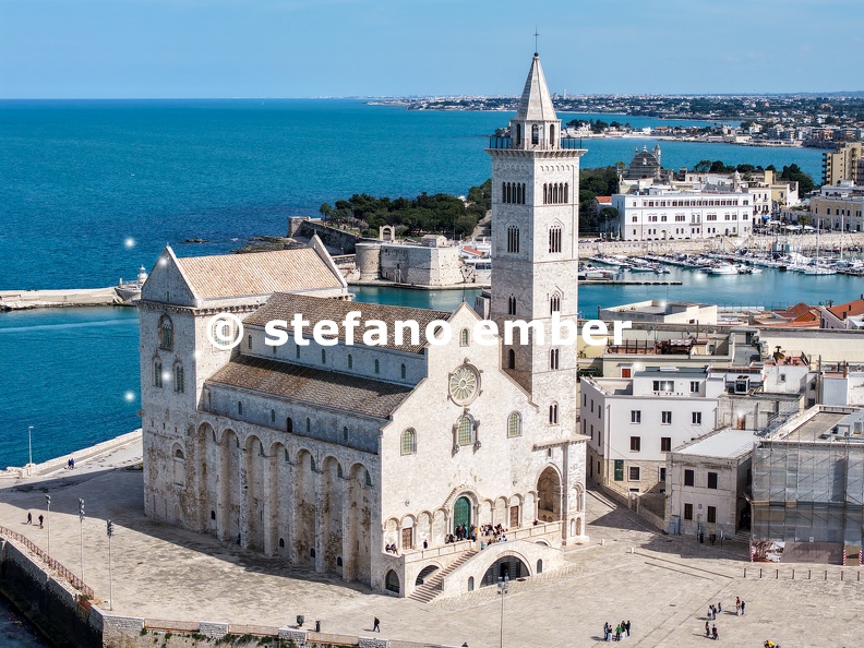 The_cathedral_of_Trani_on_Apulia_in_Italy.jpg