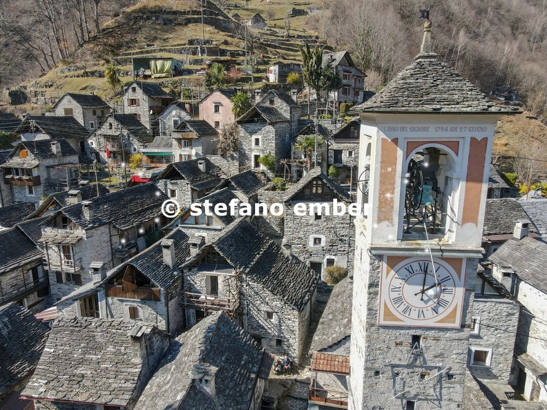 The_village_of_Corippo_on_Verzasca_valley_in_Switzerland.jpg