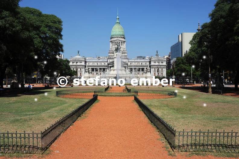 Government_building_on_plaza_of_Congress_in_Buenos_Aires.JPG