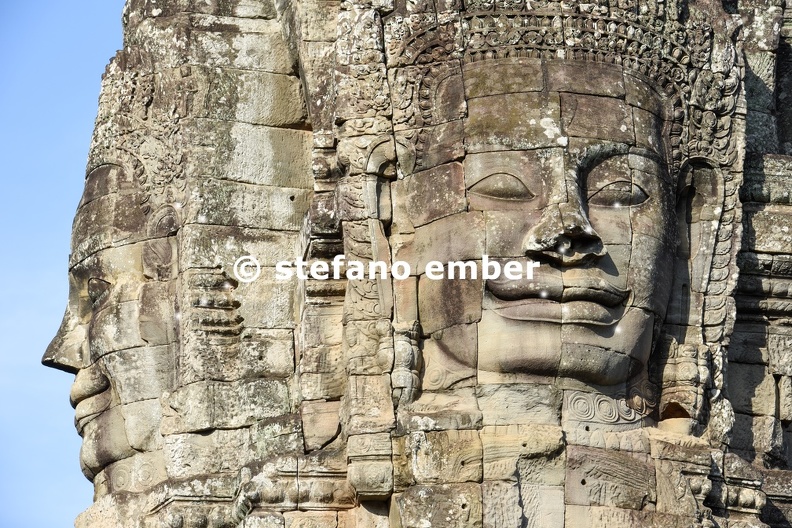 Faces_of_Bayon_temple_in_Angkor_Thom_at_Siemreap.jpg