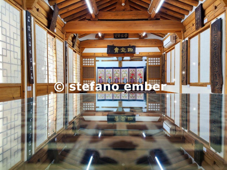 Indoor_of_museum_and_tea_house_at_the_Bukchon_Hanok_village_on_Seoul.jpg
