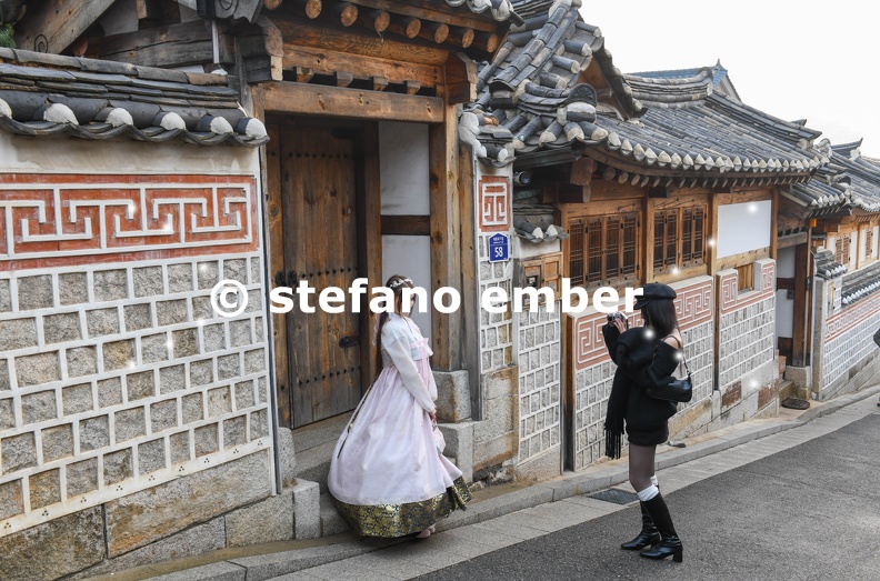 woman_on_traditional_dress_at_Bukchon_Hanok_village_in_Seoul.jpg
