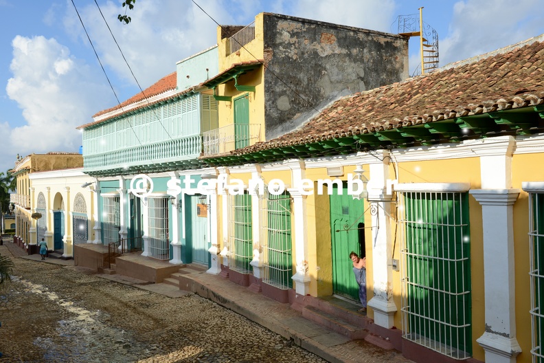 Colorful_traditional_houses_in_the_colonial_town_of_Trinidad.jpg
