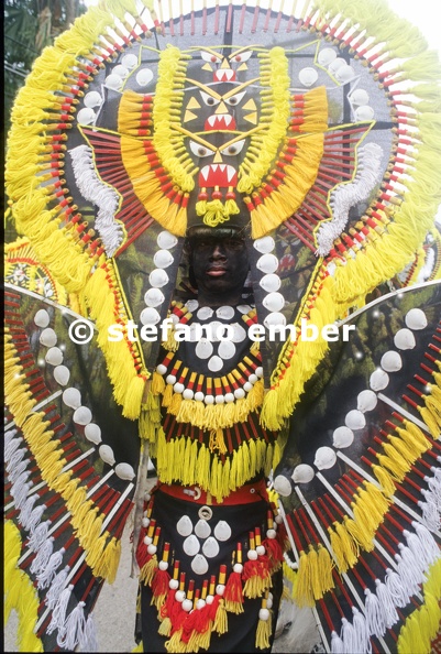 Man_on_costume_at_the_parade_of_Ati-Atihan_festival_in_Kalibo.jpg