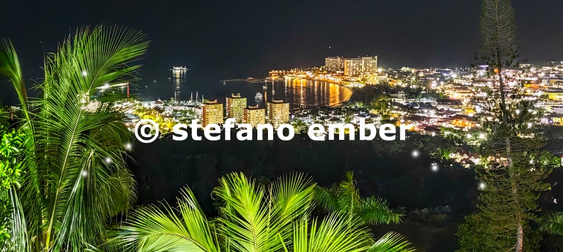 Night_view_of_Ocho_Rios.jpg