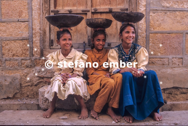 Three girls sitting on the streetside in Jaisalmer