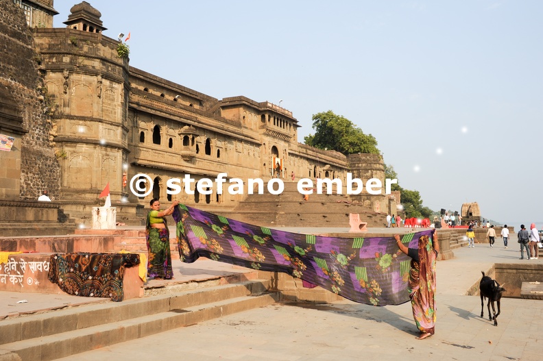 Woman_drying_them_sari_in_front_of_Maheshwar_palace.jpg