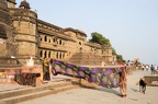 Woman drying them sari in front of Maheshwar palace