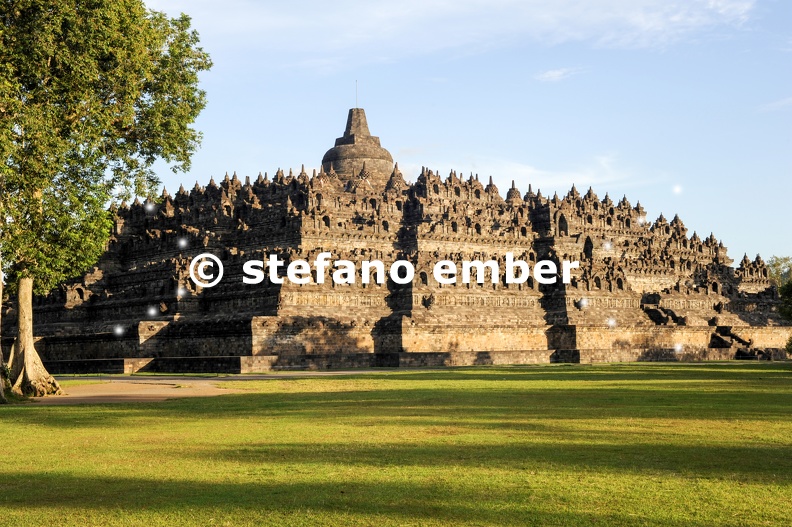 The_temple_of_Borobudur_on_Java_island_1.jpg
