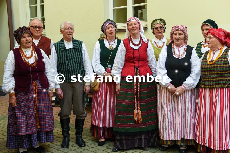 People in folk clothes singing in chorus at Vilniu