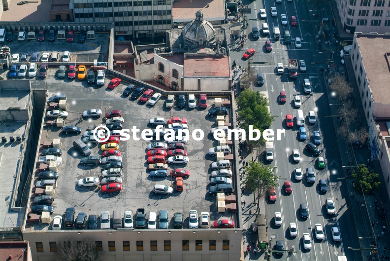 Parking_of_cars_on_the_roof_of_a_skyscraper_at_Mexico_City.jpg