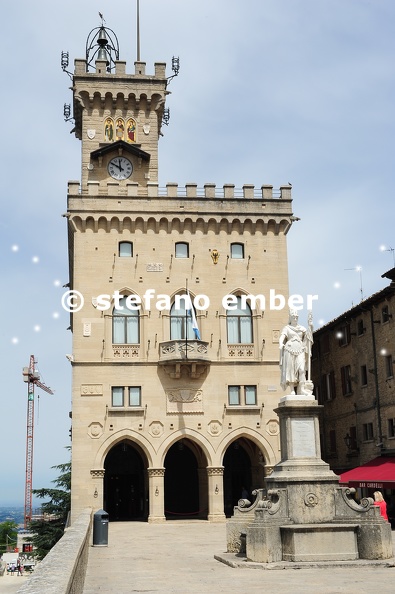 The_public_palace_on_Borgo_Maggiore.jpg