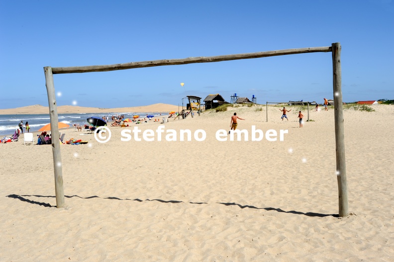 People_playing_football_on_the_beach_of_Barra_de_Valizas.jpg