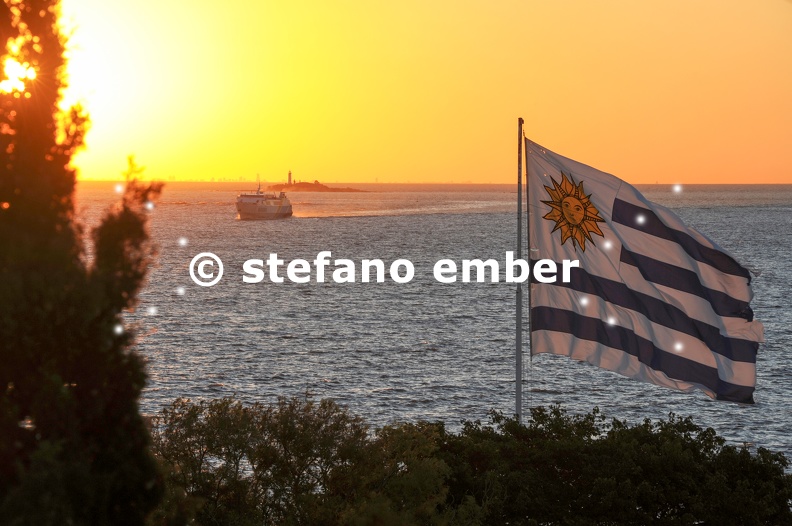 Sunset_view_from_Colonia_del_Sacramento__on_Uruguay_to_the_sea_and_Buenos_Aires_on_Argentina.jpg