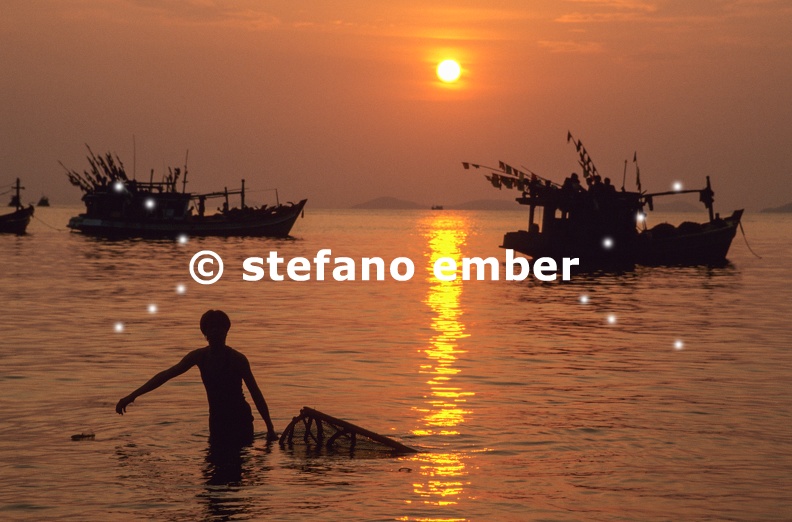Fisherman_with_a_cage_trap_at_Ha_Tien_on_Vietnams_delta_of_river_Mekong.jpg