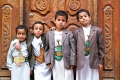 Boys with traditional clothes at Sana 