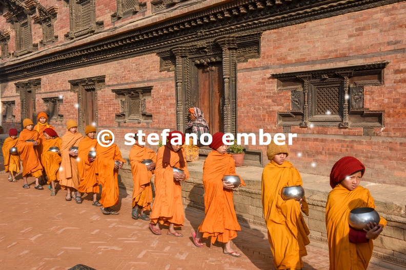 Young_Buddhist_monks_walking_in_morning_alms_at_Bhaktapur.jpg